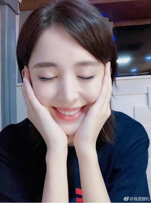 吃瓜视频素材捧着脸美女,颜值爆表引网友热议