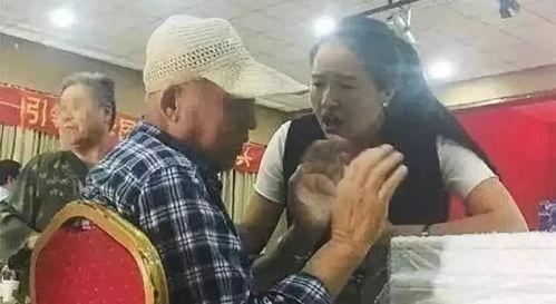 过年大爷大妈吃瓜视频,大爷大妈欢乐吃瓜，共享欢乐时光