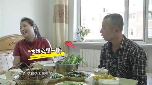 过年大爷大妈吃瓜视频,大爷大妈欢乐吃瓜，共享欢乐时光