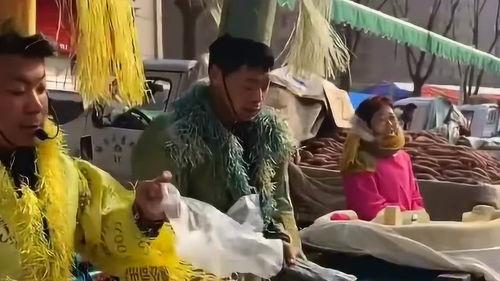 过年大爷大妈吃瓜视频,大爷大妈欢乐吃瓜，共享欢乐时光