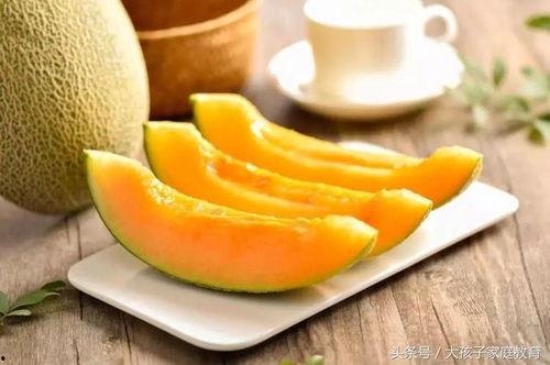 十个月宝宝吃哈密瓜视频,十个月宝宝品尝哈密瓜的甜蜜瞬间