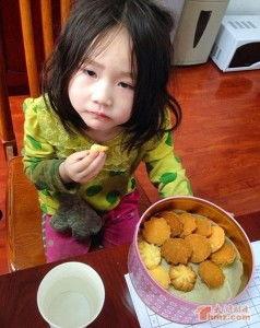 小女孩站着吃瓜搞笑视频,小女孩站立吃瓜萌态十足