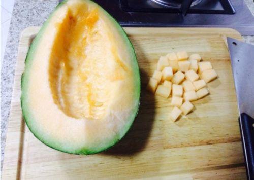 两只猴子吃哈密瓜视频,两只猴子共享哈密瓜欢乐时光