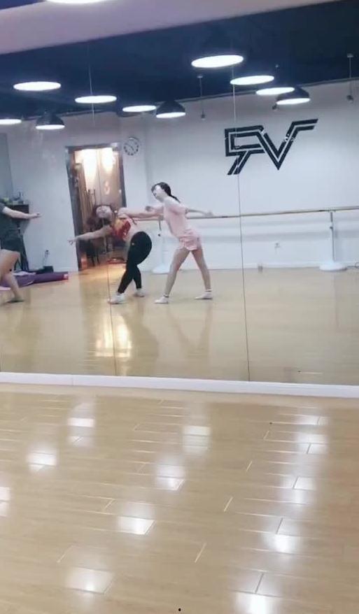 跳舞吃瓜事件视频在线观看,揭秘网络红人幕后真相